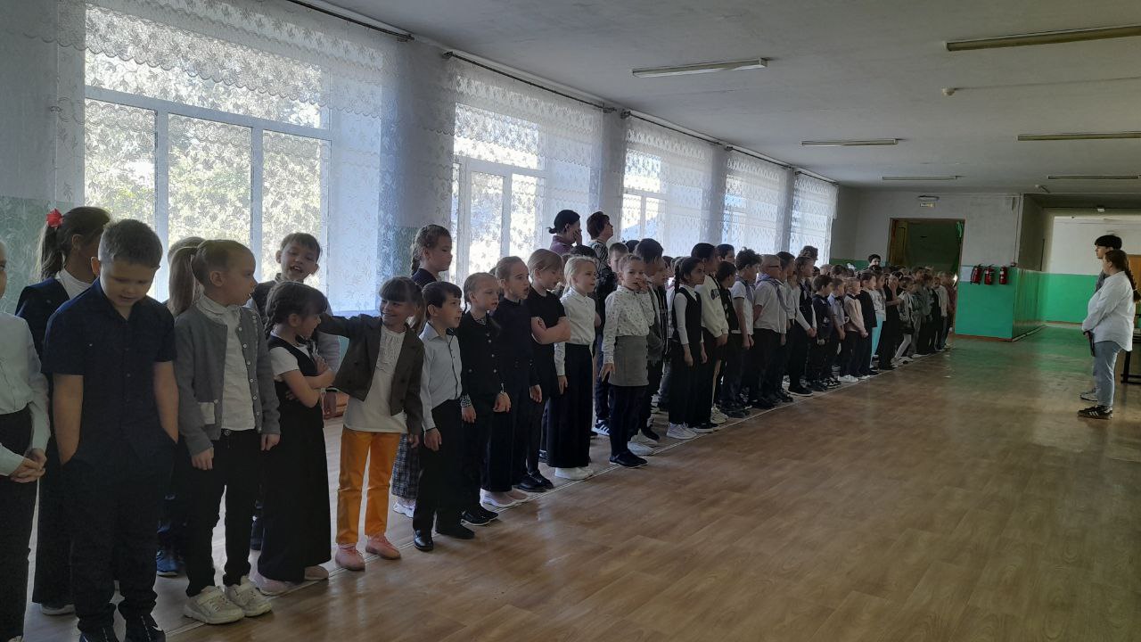 Традиционная школьная линейка по случаю выноса Государственного флага Российской Федерации.