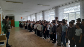 Школьная линейка для 3-4 классов с, активистом волонтёрского движения «Броня в тылу», Сергеем Гузяевым.
