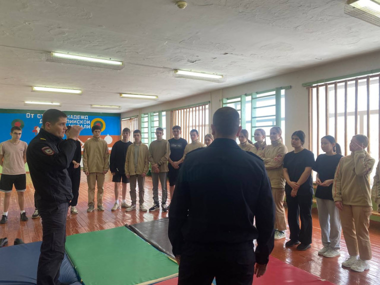 Сотрудники полиции провели практическое занятие для отряда юных армейцев «Сокол».