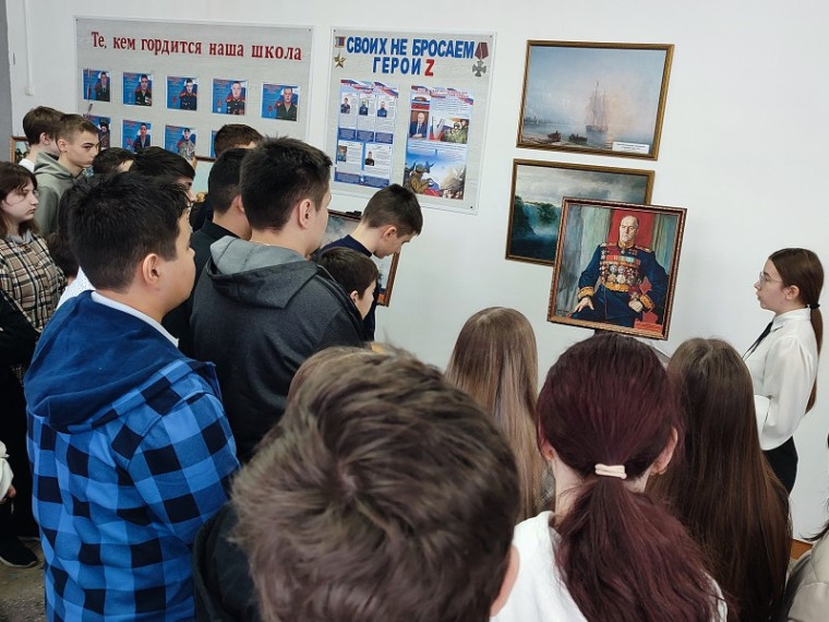 Выставка  картин русских художников на тему «Великие люди – Великой России!».