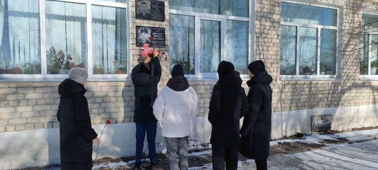 Отряд Юнармия «Сокол» почтил память погибших участников локальных войн и специальной военной операции.