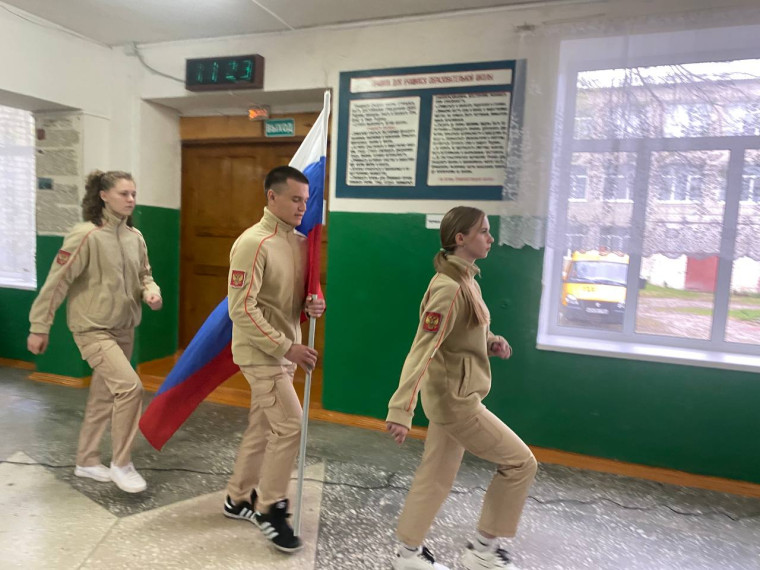 Традиционная школьная линейка по случаю выноса Государственного флага Российской Федерации.